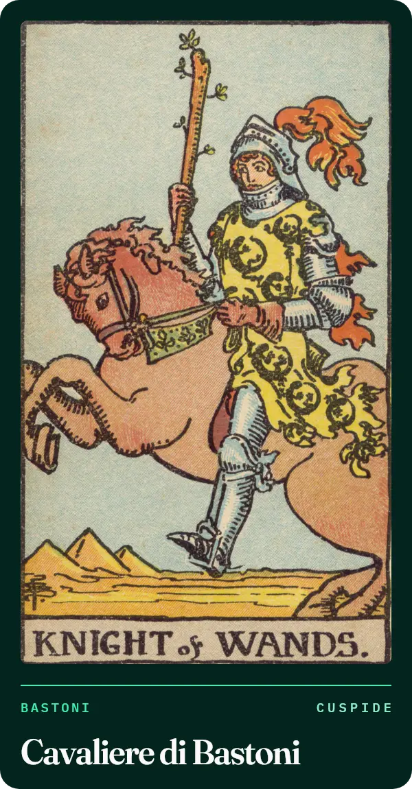 Cavaliere di Bastoni, carta dei tarocchi illustrata nel 1909 da Pamela Colman Smith. Un cavaliere con una tunica gialla a salamandre, su un cavallo che si impenna, tiene alto un bastone fiorito, davanti a un deserto con piramidi.