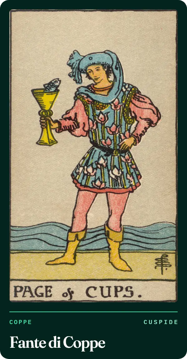 Fante di Coppe, carta dei tarocchi illustrata nel 1909 da Pamela Colman Smith. Un giovane con una tunica a fiori di loto tiene una coppa da cui spunta un pesce che lo guarda, con il mare alle spalle.