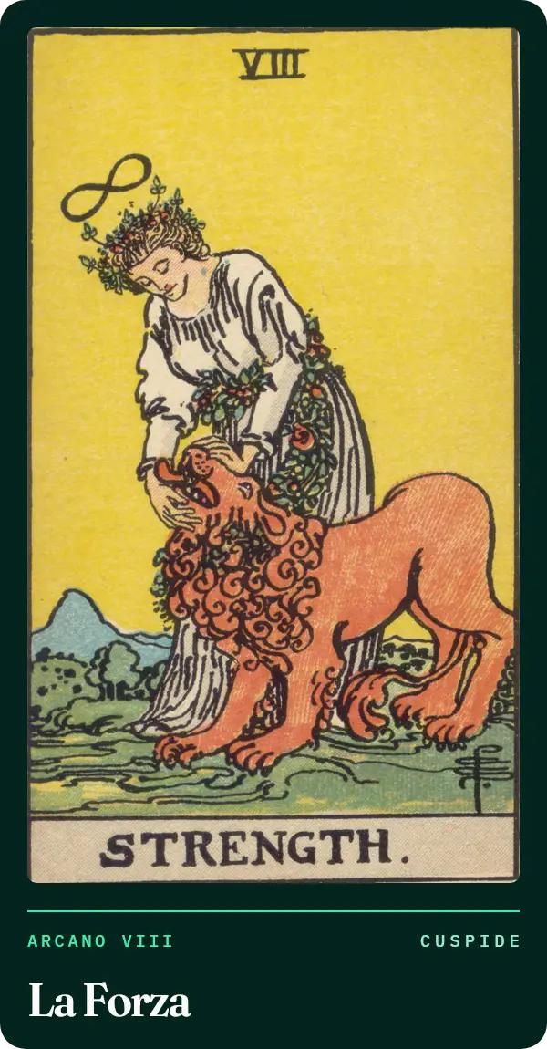 La Forza, carta dei tarocchi illustrata nel 1909 da Pamela Colman Smith. Una figura vestita di bianco tiene con dolcezza le fauci di un leone, con il segno dell'infinito sopra la testa e una ghirlanda di fiori in vita.