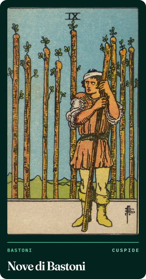 Nove di Bastoni, carta dei tarocchi illustrata nel 1909 da Pamela Colman Smith. Un uomo con una benda sulla testa si appoggia a un bastone e guarda di lato; dietro di lui otto bastoni formano un recinto.