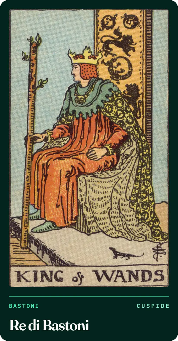 Re di Bastoni, carta dei tarocchi illustrata nel 1909 da Pamela Colman Smith. Un re su un trono decorato con leoni e salamandre tiene un bastone che mette foglie; ai suoi piedi una piccola salamandra.
