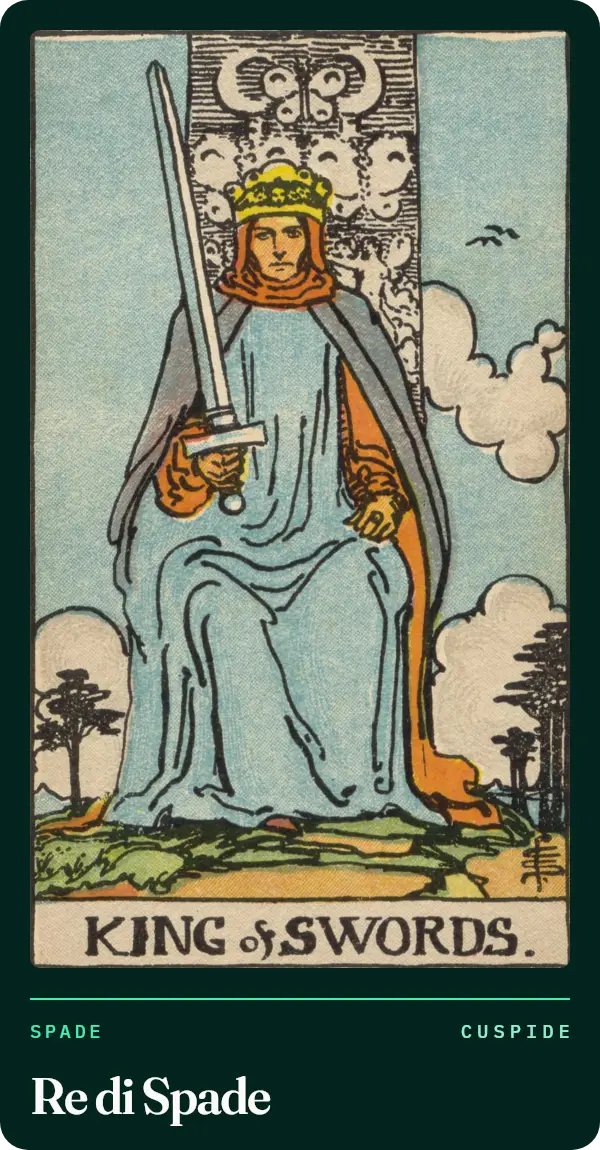 Re di Spade, carta dei tarocchi illustrata nel 1909 da Pamela Colman Smith. Un re siede di fronte su un trono con farfalle e piccole lune, con una spada dritta nella mano destra; dietro alberi bassi, nuvole e due uccelli.