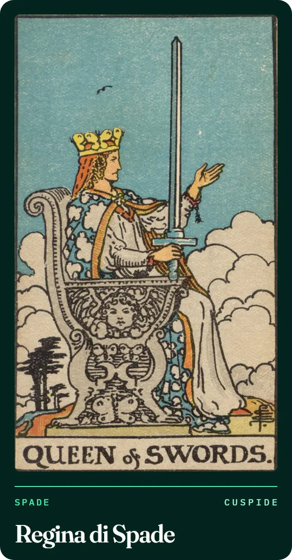 Regina di Spade, carta dei tarocchi illustrata nel 1909 da Pamela Colman Smith. Una regina siede di profilo su un trono di pietra decorato con farfalle, sopra le nuvole, con una spada dritta nella mano destra e la sinistra alzata.