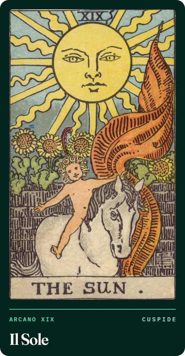 Il Sole, carta dei tarocchi illustrata nel 1909 da Pamela Colman Smith. Un grande sole con un volto sorridente; sotto, un bambino senza vestiti su un cavallo bianco regge un drappo rosso, davanti a un muretto con i girasoli.