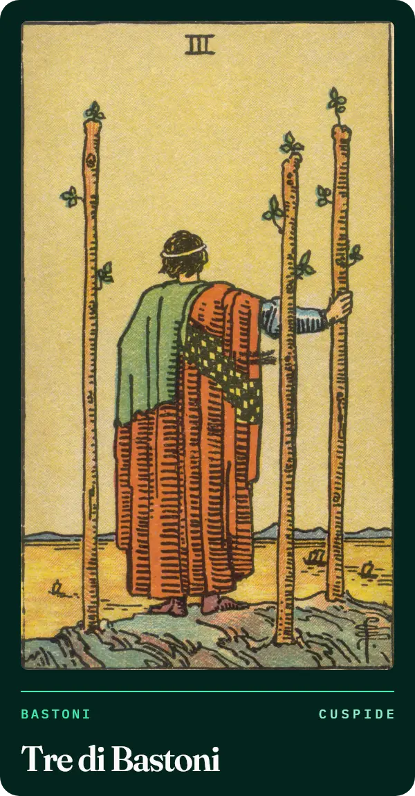 Tre di Bastoni, carta dei tarocchi illustrata nel 1909 da Pamela Colman Smith. Una figura vista di spalle in cima a una scogliera, accanto a tre bastoni piantati nel terreno, guarda il mare dove passano alcune navi.